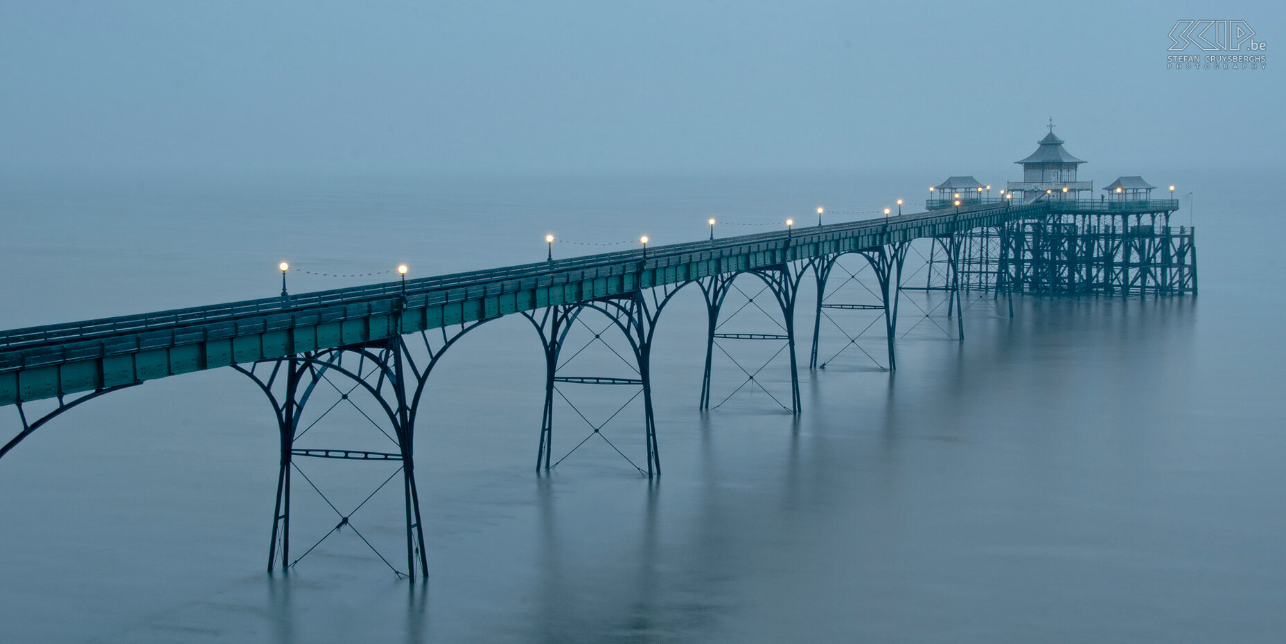 Clevedon - Pier De Clevedon Pier, in het graafschap Somerset, op een mistige en regenachtige avond. Deze fotogenieke pier werd gebouwd in 1869 en is een van de mooiste overgebleven voorbeelden van de Victoriaanse architectuur. Stefan Cruysberghs